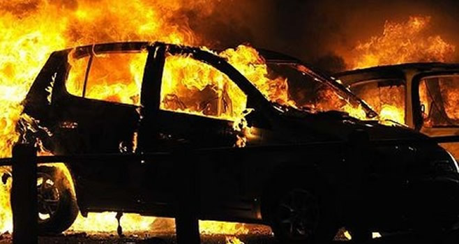 Banda continúa incendiando coches