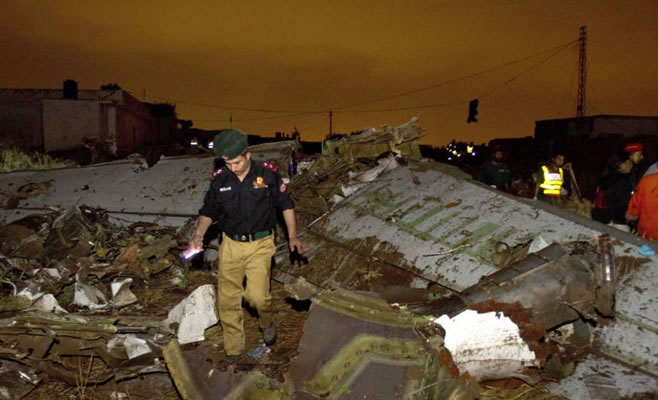 Mueren 131 personas al estrellarse un avión en Pakistán
