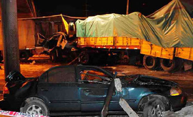 Panamericana: dos muertos y cuatro heridos al caer un camión desde un puente