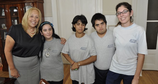 Jóvenes de APID entregaron a la intendente Giroldi un huevo de Pascua