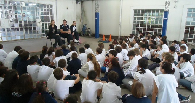 Profesores de atletismo brindaron una charla en la escuela nº 17 de Campana