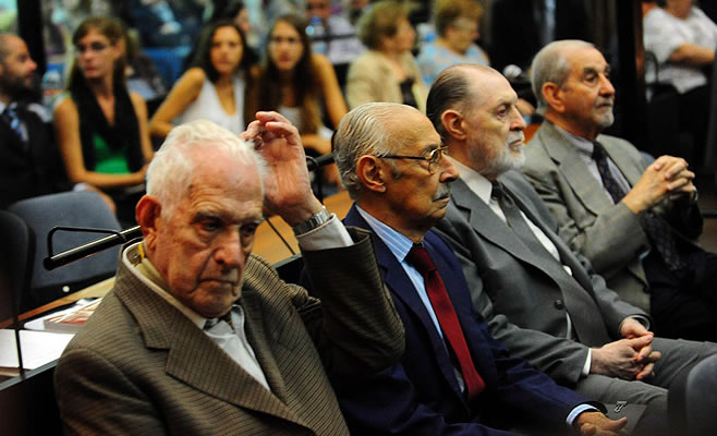 Robo de bebés: la Fiscalía pidió 50 años de prisión para Videla, Bignone y Acosta