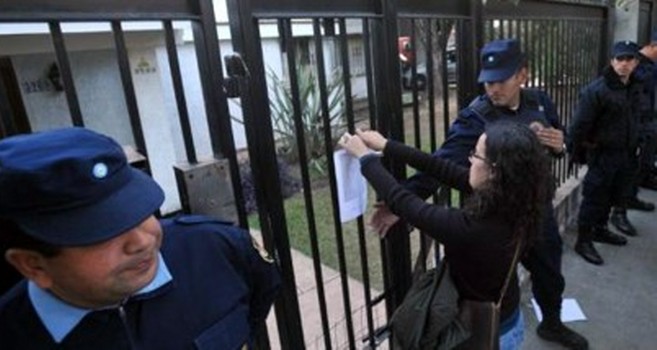 Allanaron la casa de Benjamín Menéndez y encontraron documentos de la dictadura