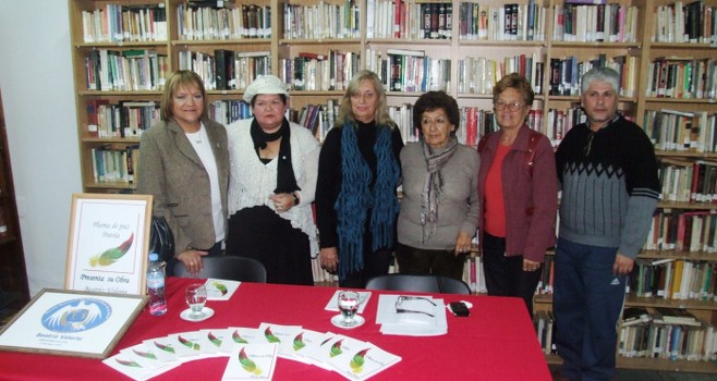 El libro de poemas “Plumas de paz” se presentó en la Biblioteca Pública Municipal