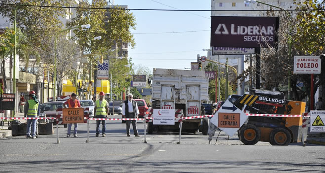 Comenzaron las obras de reparación en la Av. Mitre y Rawson