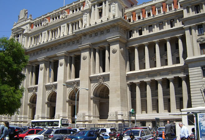 Un grupo de delincuentes entró a un edificio cercano a Tribunales
