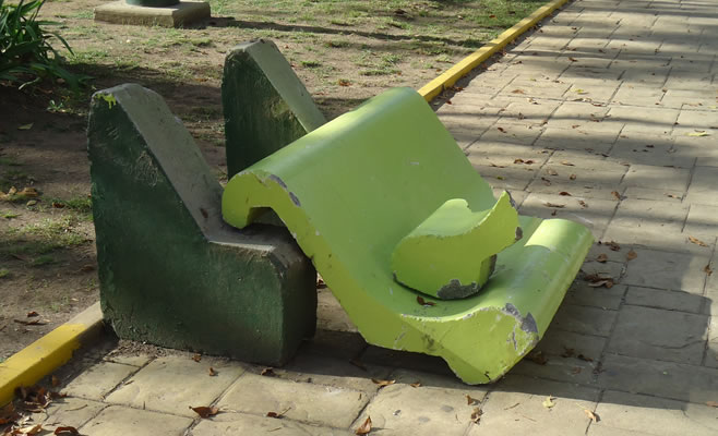 Bancos de la Plaza Italia víctimas del vandalismo
