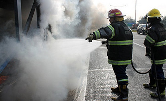 Se incendió un camión mosquito en Panamericana