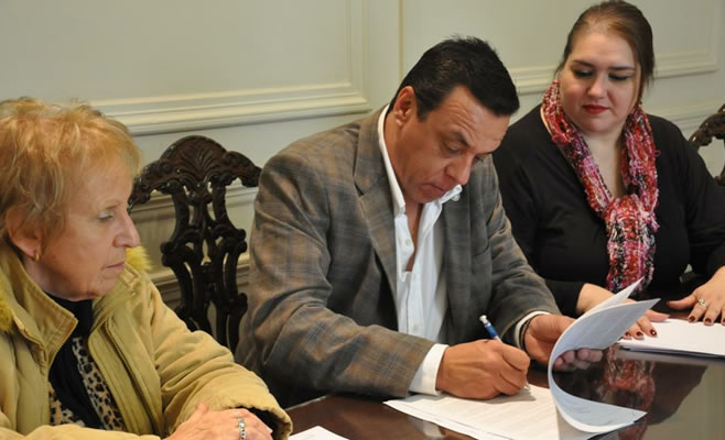 El intendente firmó convenios por saneamiento de zonas afectadas por el temporal y ampliación de tablestacado