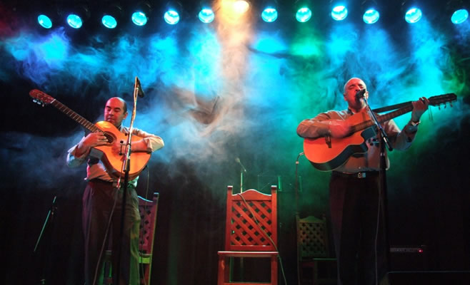 Las Guitarras Campanenses llevaron su música popular al Teatro Municipal