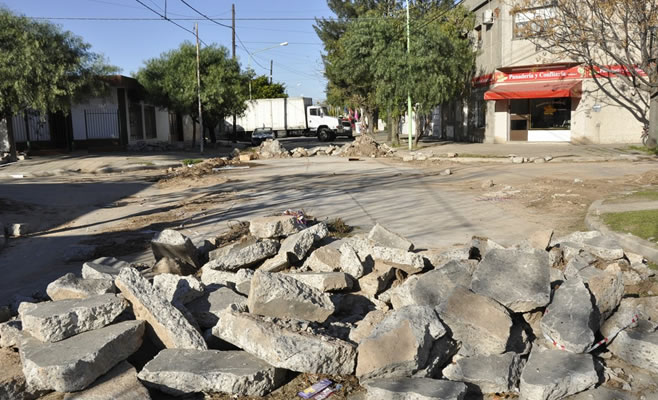 Se reparó el bache y las pérdidas de la cañería de agua en la intersección de San Martín y Capilla del Señor