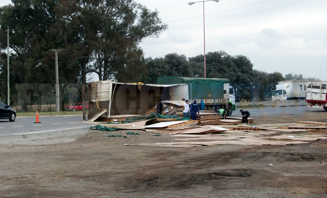 Vuelco Camion Rotonda