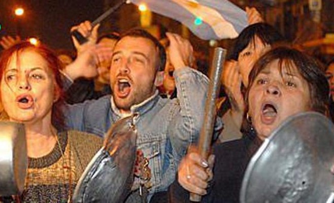 ¡Cosa de locos esta Argentina! nueva convocatoria de nuestros "indignados" por...¿los dólares?