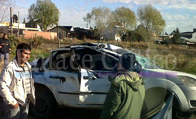 ¡Milagro en Zárate! Tren arrolla un automóvil; un herido con politraumatismos