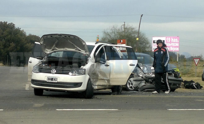 Dos vehículos colisionaron en Ruta nº 193. Tres personas heridas.
