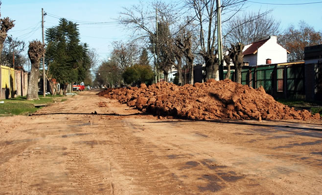 Se realizan mejoras y mantenimiento en calles del Barrio Las Campanas