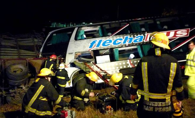 Hay un fallecido y 17 heridos por el choque en San Pedro