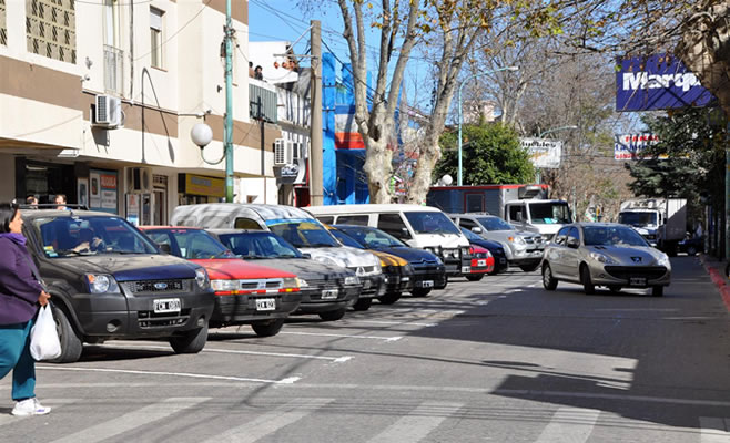 Los automóviles ya comenzaron a estacionar a 45 grados sobre Rivadavia