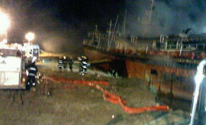 Se incendiaron tres buques pesqueros en el puerto Piapsa