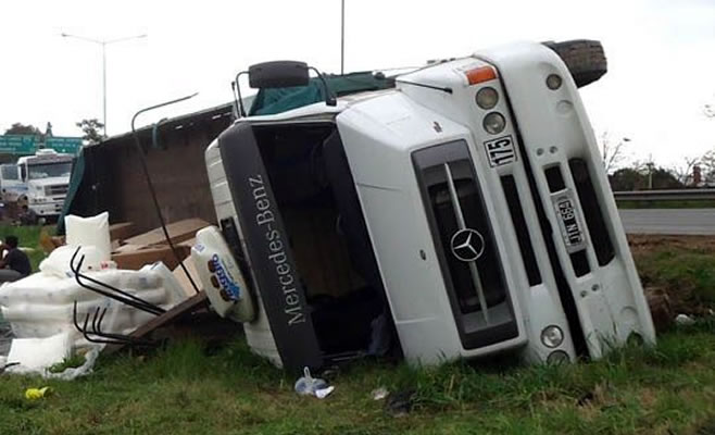 Intento de robo y vuelco de un camión en Ruta 9