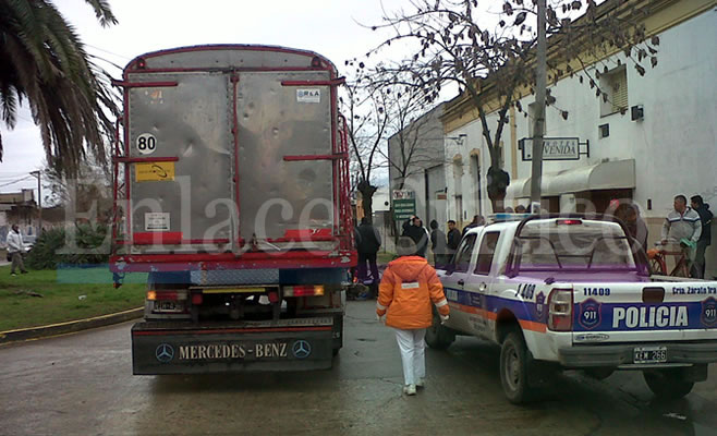 Robó, huyó y lo atropellaron