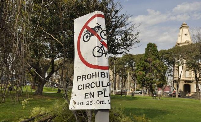 Dañan la nueva señalética colocada en la Plaza Dr. Eduardo Costa