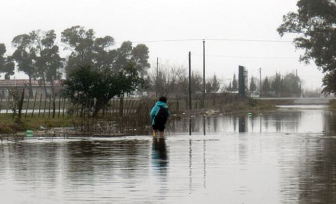 Inundaciones en el barrio San Cayetano y el asentamiento "21 de Septiembre", vecinos cortan la ruta