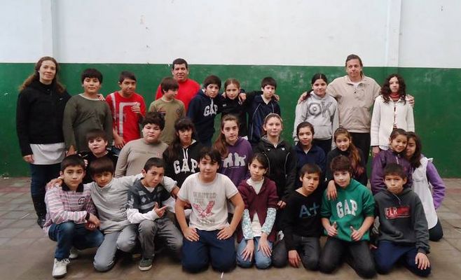 Práctica de Voley en la Escuela N° 7 de Campana