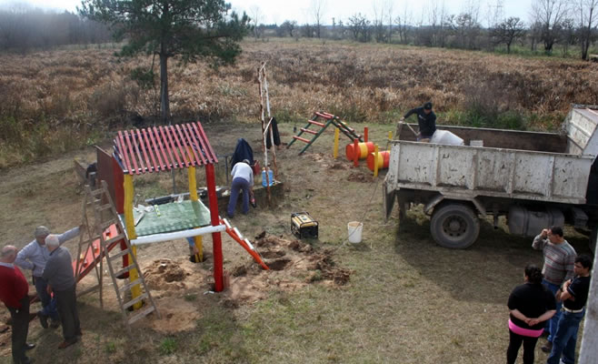 El Municipio instaló juegos para los niños del Sector Isleño