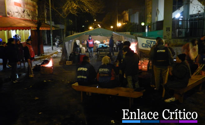 Noche de vigilia, intento de desalojo y de "yo no tengo nada que ver" en Cooperativa Eléctrica