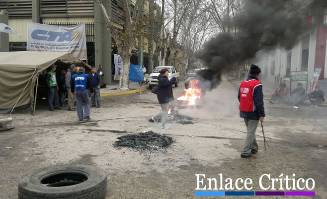Los trabajadores en conflicto cierran los accesos al edificio y la guardia de Cooperativa Eléctrica