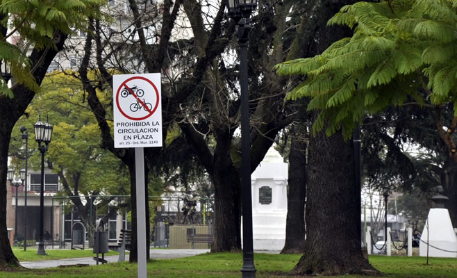 La Dirección General de Control Urbano colocó nueva señalética en Plaza Dr. Eduardo Costa e Italia