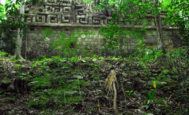 Un equipo de arqueólogos descubrió un antiguo teatro Maya en el sur de México