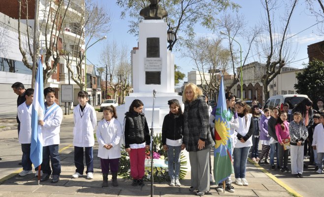 Giroldi encabezó el acto conmemorativo del Día del Maestro