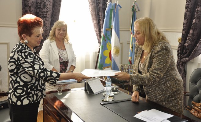 Giroldi declaró “Distinguida Visitante” a la Subdirectora de la Biblioteca Nacional, Elsa Barber
