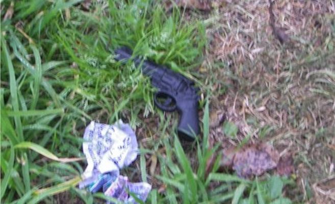 Quiso robar con un arma de juguete. Falló, huyó y lo detuvieron.