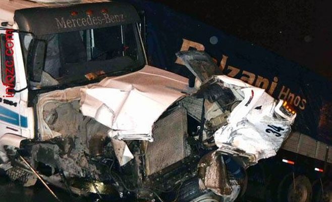 Espectacular choque de camiones. Un herido grave. Tránsito interrumpido en Panamericana