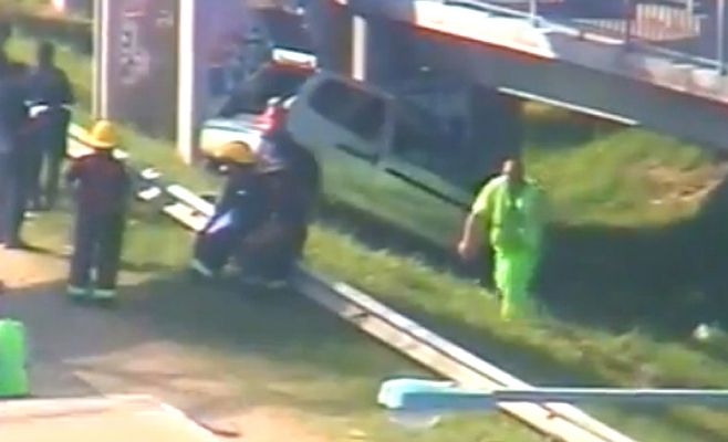 Volcó un camión mosquito sobre ruta 9 altura Campana