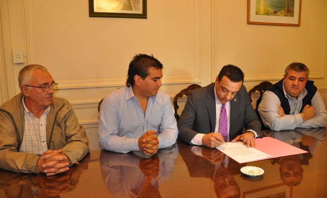 Cáffaro firmó el acta compromiso por la cesión del 5 % de la rifa de Villa Fox para que continúen las obras en CADU
