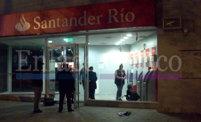 Se confirma que fue detenido el asaltante que intentó robar en un cajero del Banco Santander Río