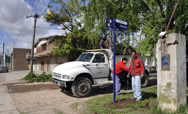 Colocación de cartelería identificatoria de calles en Barrio Romano