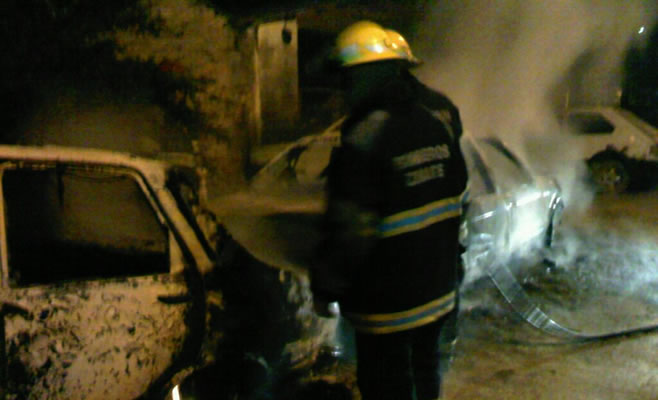 Otro vehículo incendiado y van...