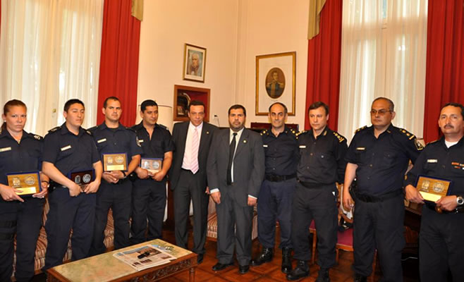 Reconocimiento a policías por su actuación destacada en servicio