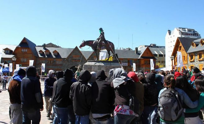 Bariloche: intentaron derribar la estatua de Roca y golpearon al intendente