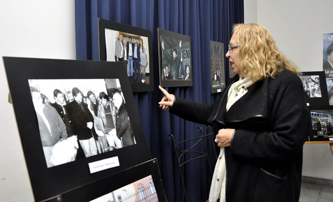 Giroldi visitó la Muestra Fotográfica Homenaje a la Trayectoria Militante de Jorge Rubén Varela