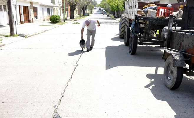 Obras de mantenimiento y tomado de juntas en calle Castelli