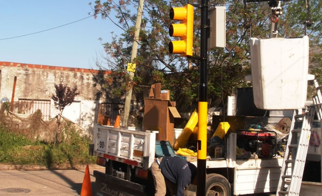 Se colocó un nuevo semáforo en la calle Larrea