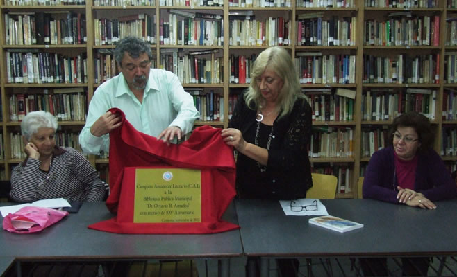 Campana Amanecer Literario obsequió una placa recordatoria de un nuevo Aniversario de la Biblioteca Pública Municipal