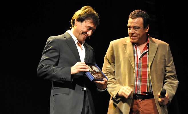 Cáffaro presenció la actuación de Fabián Gianola en el Forum Cultural