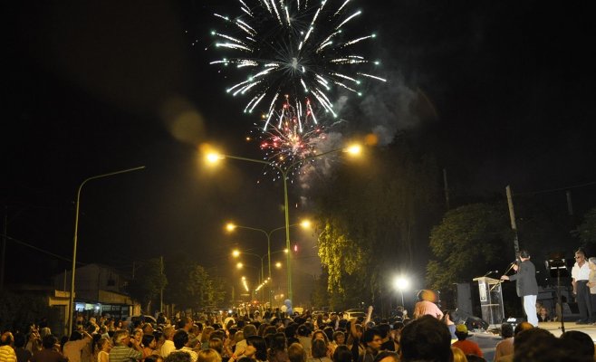 Los vecinos del barrio Del Pino celebraron la inauguración de las luminarias y pavimento de la calle Ricardo Rojas